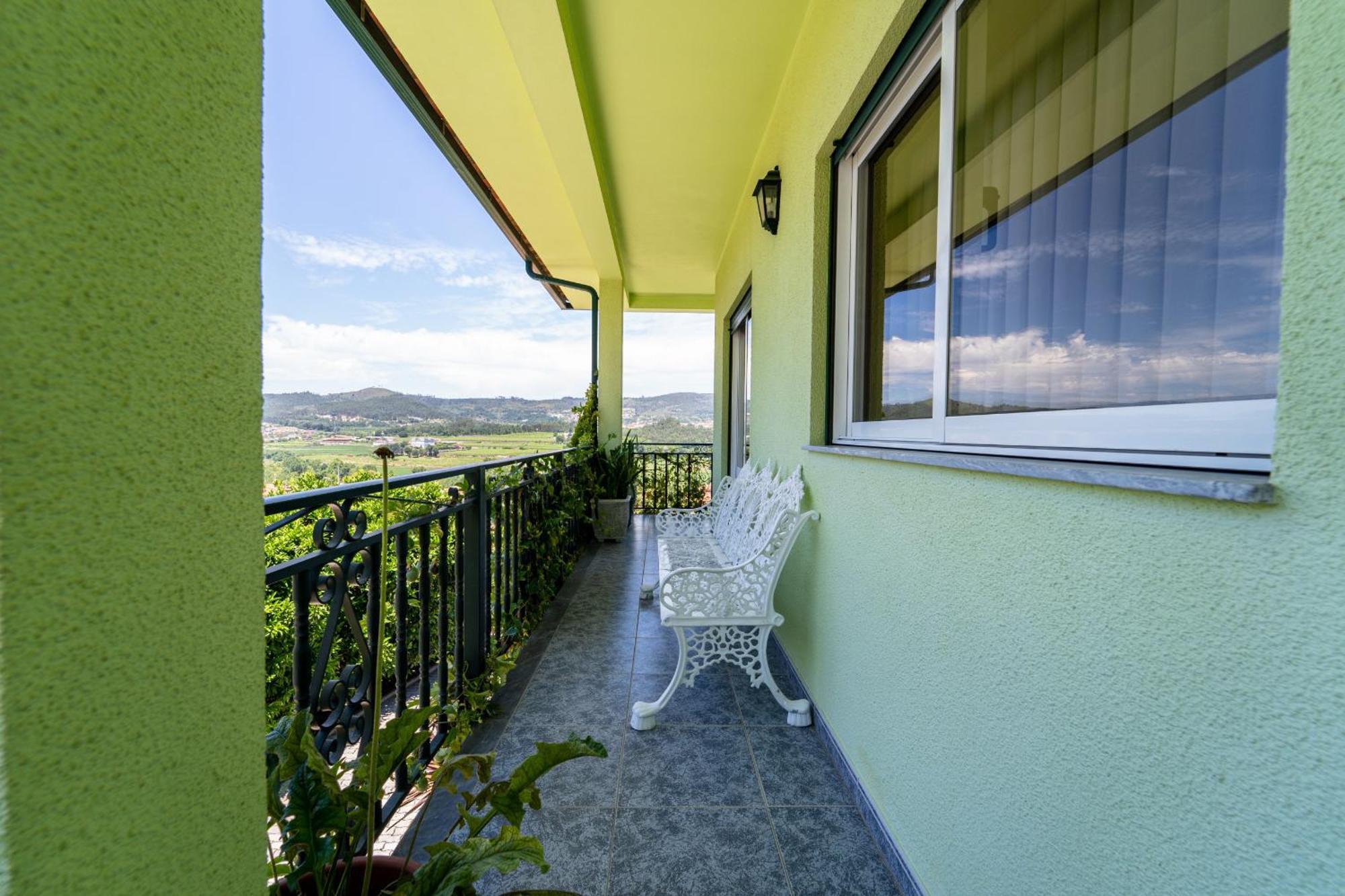 Gondomar Guimaraes - Moradia V3 Com Piscina Natural By House And People Exterior photo